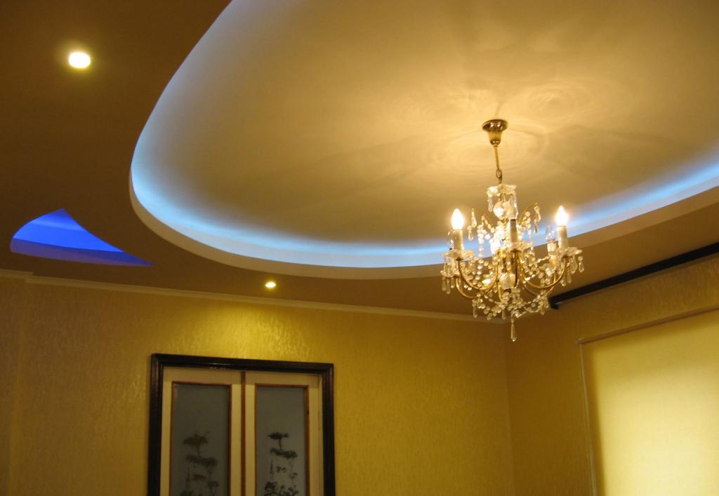 Двухуровневый потолок из гипсокартона со скрытой подсветкой