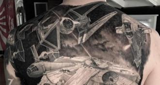 Tatouages ​​​​pour hommes sur l'épaule: motifs slaves, celtiques, inscriptions, avec le sens de la force et de la bonté, noir et blanc et couleur Tatouages ​​brutaux pour hommes sur le bras
