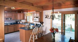 Conception de cuisine dans une maison en bois: revue, caractéristiques intérieures et idées intéressantes Cuisine blanche dans une maison en rondins