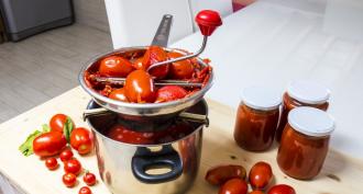 طرز تهیه آب گوجه فرنگی در خانه